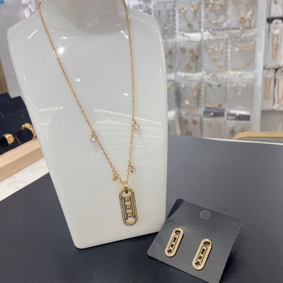 Oorbellen, halsketting, armbanden voor dames met steen.